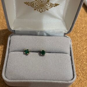 Elegant Emerald and gold studs